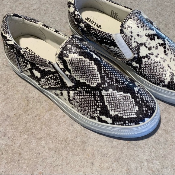 🌸🌸JustFab Monochrome Snake Print Slip-On Sneakers - Picture 2 of 4